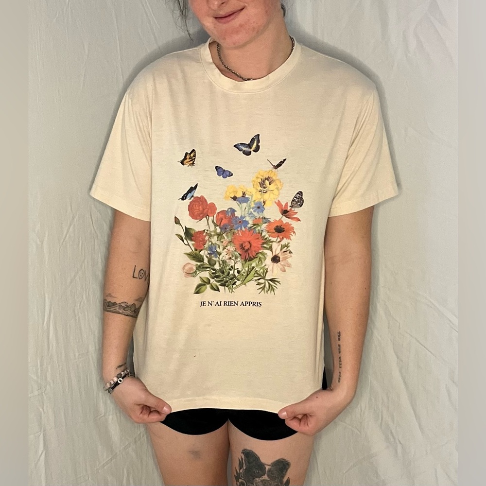Womens Graphic Tee Flowers/Butterflies Size S